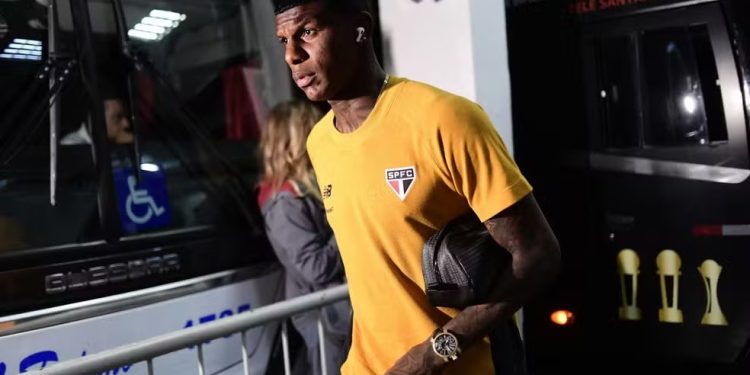 São Paulo avalia rescindir contrato após ‘sumiço’ de Robert Arboleda