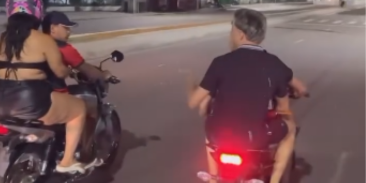 VÍDEO: motociclista é cercado por grupo durante ‘rolezinho’ em Manaus