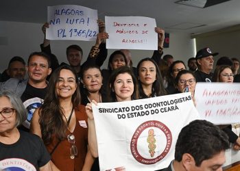 CAE aprova piso de R$ 13.662 para médicos e cirurgiões-dentistas