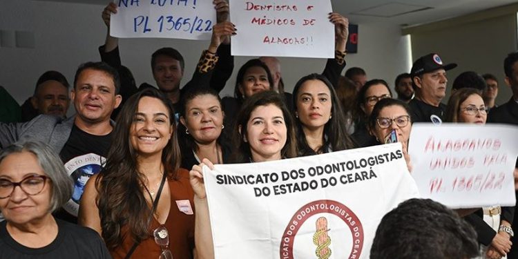 CAE aprova piso de R$ 13.662 para médicos e cirurgiões-dentistas
