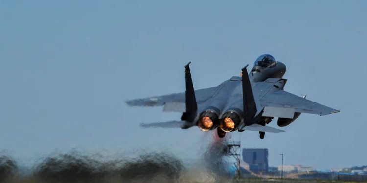 Pilotos da Coreia do Sul batem caças ao tentar tirar fotos durante voo