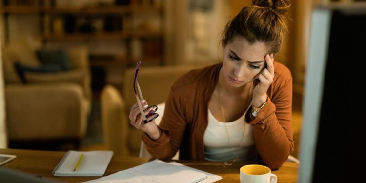 Sobrecarga e múltiplos papéis afetam saúde mental feminina