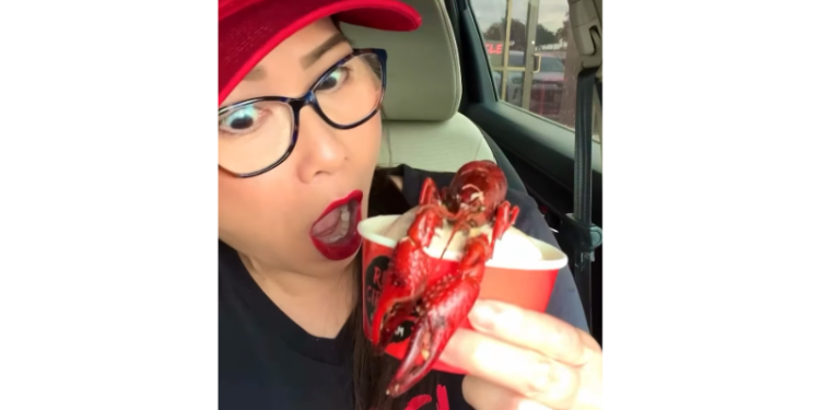 Comeria? Dona de sorveteria cria sorvete de lagosta apimentada; VEJA VÍDEO