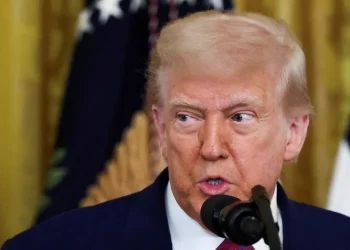 Trump alega ter resgatado piloto; Irã nega e mostra aeronaves abatidas