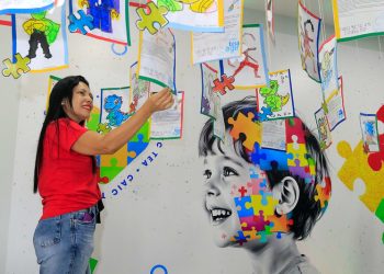 Abril Azul: exposição reúne obras de crianças autistas nos Caics TEA