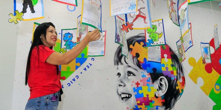 Abril Azul: exposição reúne obras de crianças autistas nos Caics TEA