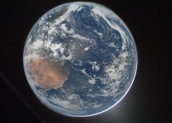 Nasa divulga primeira imagem da Terra capturada na missão Artemis II