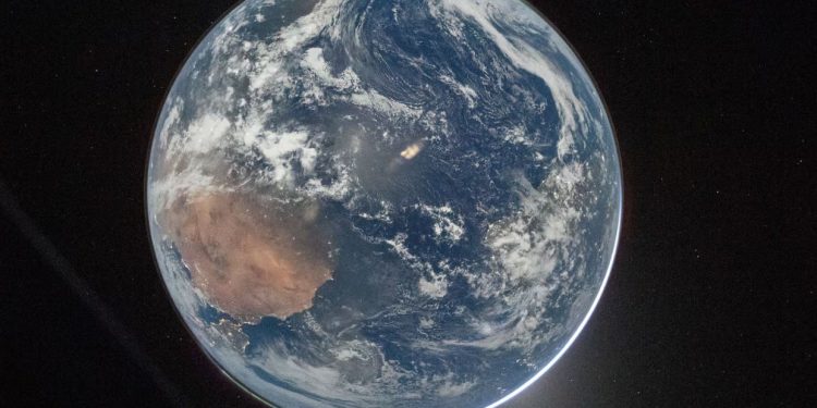 Nasa divulga primeira imagem da Terra capturada na missão Artemis II