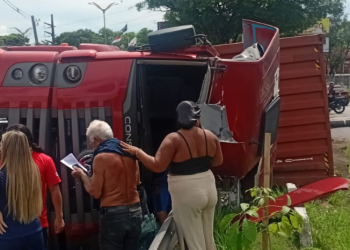VÍDEO: carreta tomba, derruba poste e trava o trânsito na Cosme Ferreira