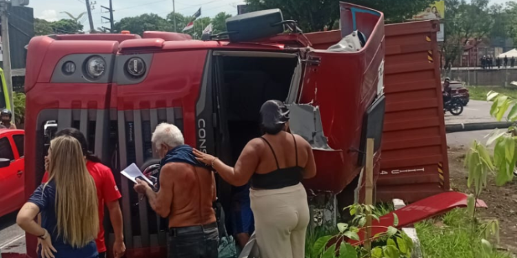 VÍDEO: carreta tomba, derruba poste e trava o trânsito na Cosme Ferreira