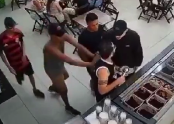 VÍDEO: torcedores do Flamengo arrancam camisa de corintiano em sorveteria