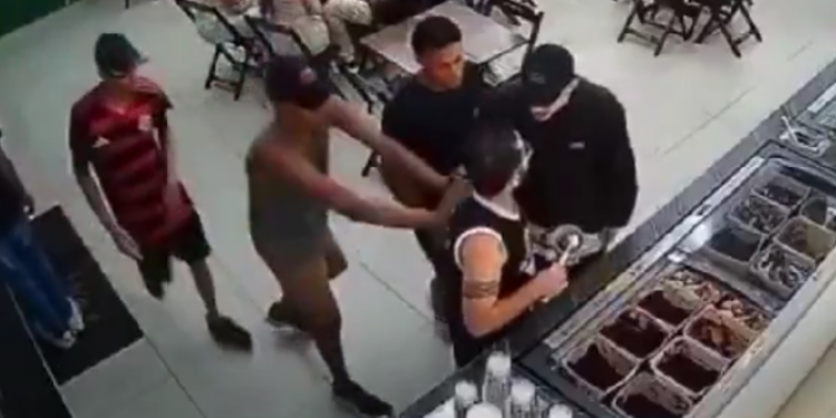 VÍDEO: torcedores do Flamengo arrancam camisa de corintiano em sorveteria