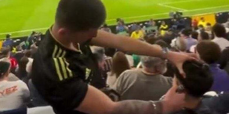 Torcedor corta cabelo nas arquibancadas durante jogo da Champions; VEJA