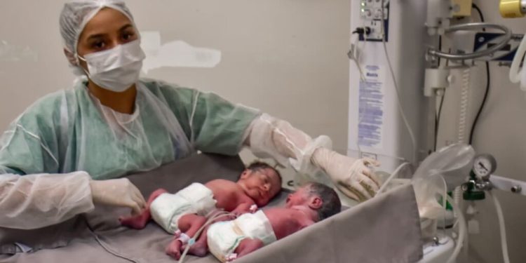 Mãe de seis filhos dá à luz trigêmeos em Manaus