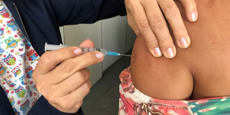 Mulheres com lesões no colo do útero podem se vacinar contra HPV no AM