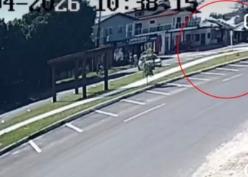 Veja o momento em que avião cai em restaurante no RS; 4 morreram