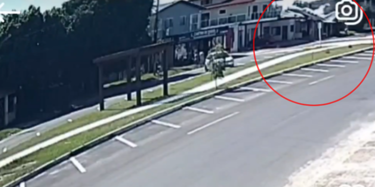 Veja o momento em que avião cai em restaurante no RS; 4 morreram